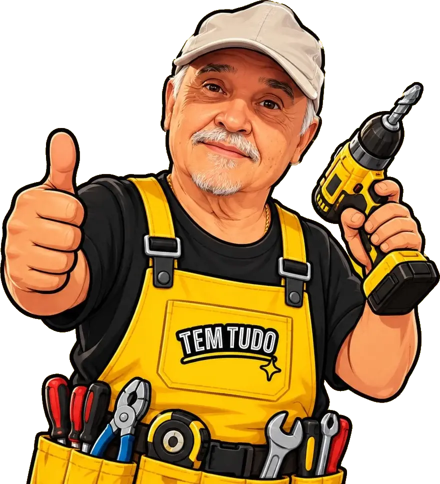 Personagem da Tem Tudo 1,99: senhor sorridente de boné e avental amarelo, fazendo sinal de positivo e segurando uma furadeira